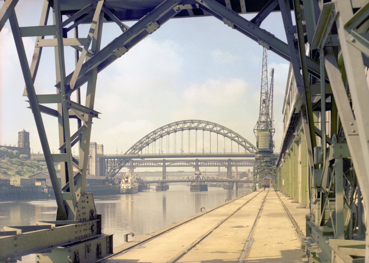 Utsikt över Tyne Bridge från Quayside, Newcastle upon Tyne, juli 1960 (färgfoto) av Unbekannt Unbekannt
