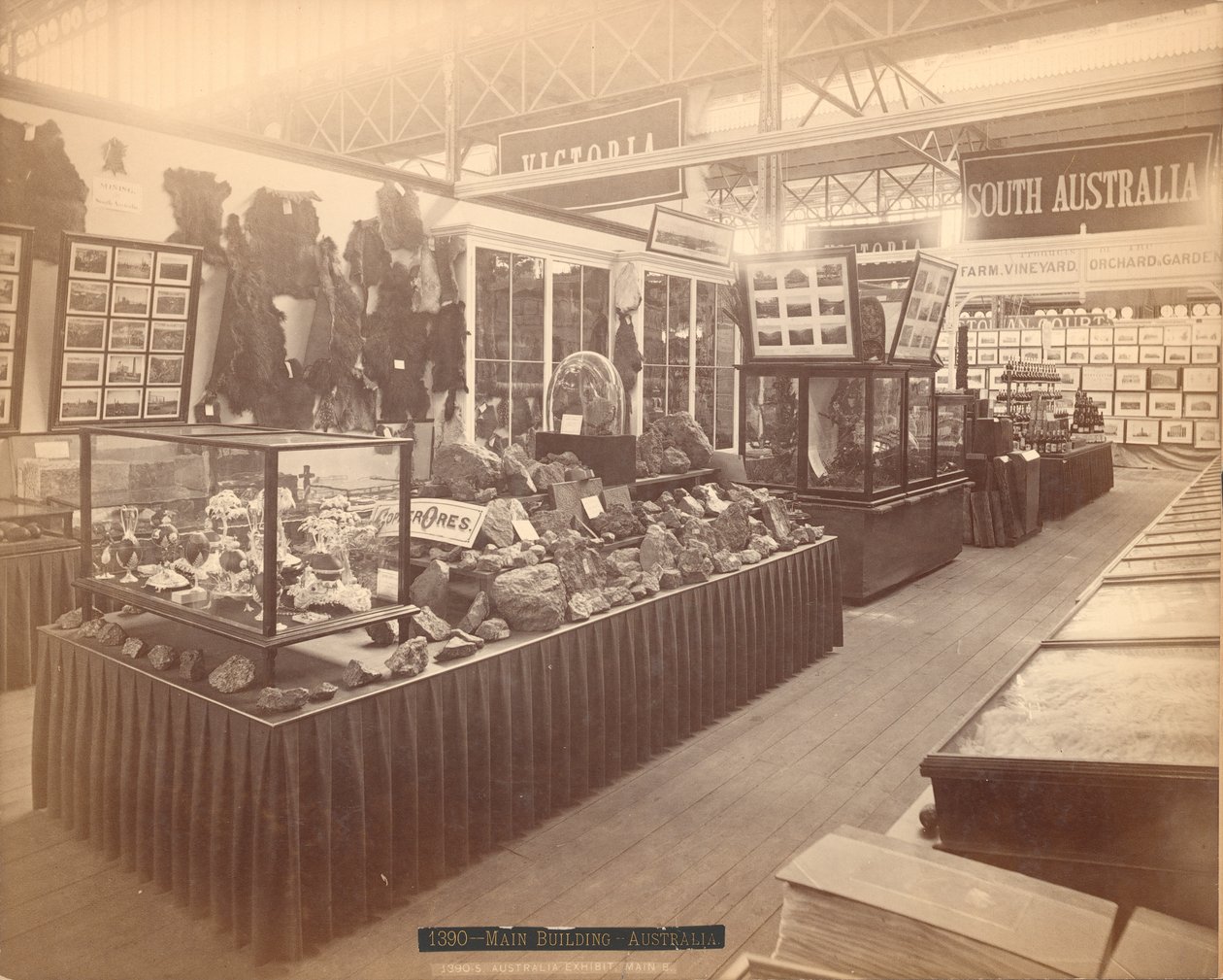 South Australian Exhibit, Main Building, Centennial International Exhibition, Philadelphia, 1876 (albumintryck) av American Photographer