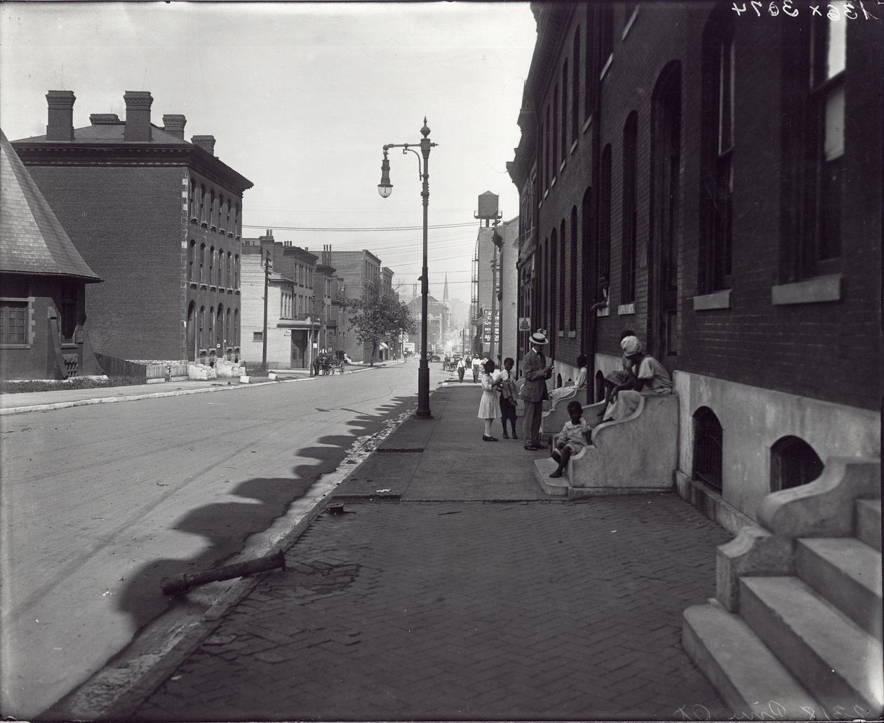 African-American family on stoop outside 2318 Pine Street av Unknown