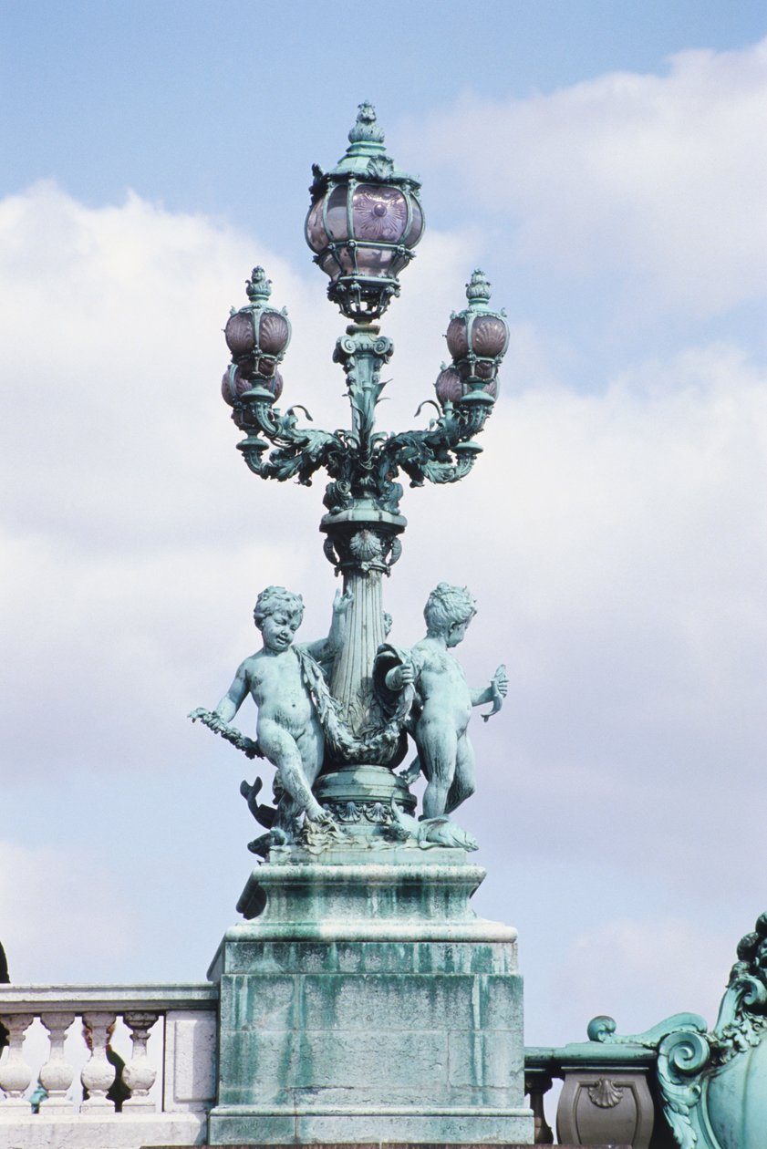Frankrike, Paris, metallstaty av nakna barn på Pont Alexander III, dekorerad lyktstolpe med skulpturer. av Unknown