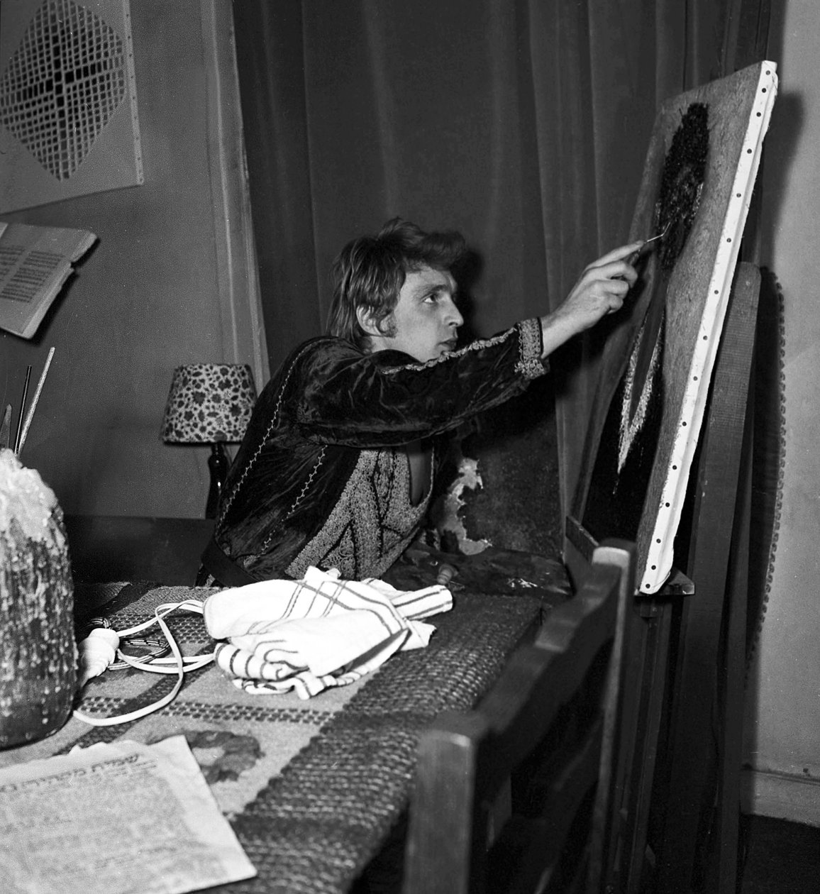 Franske sångaren Christophe (Daniel Bevilacqua) målar en duk hemma, 18 november 1969 av Unknown