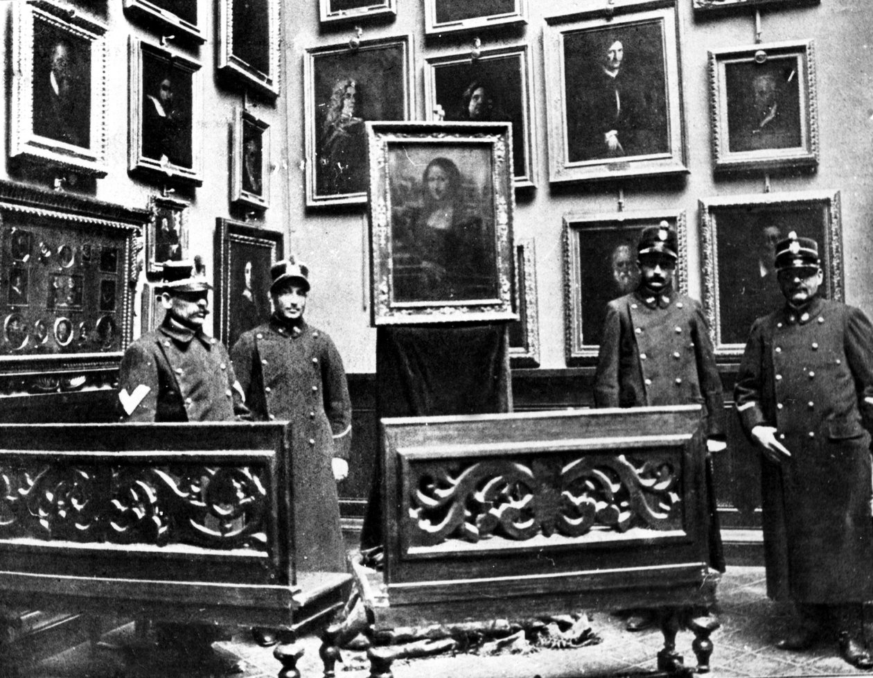 Mona Lisa med vakter i Uffizi-museet i Firenze, målningen har just hittats efter hennes stöld i Louvren av en italiensk målare Vincenzo Peruggia den 21 augusti 1911 av Unknown