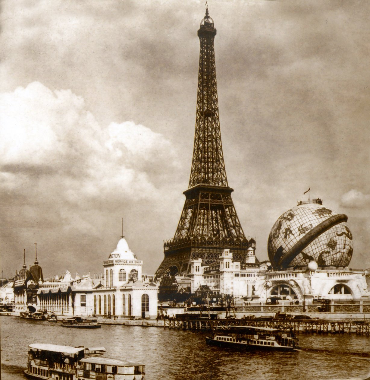 Utsikt över Exposition Universelle, Eiffeltornet och Grand Globe Céleste från Seinen, Paris, Frankrike 1900 av Unknown
