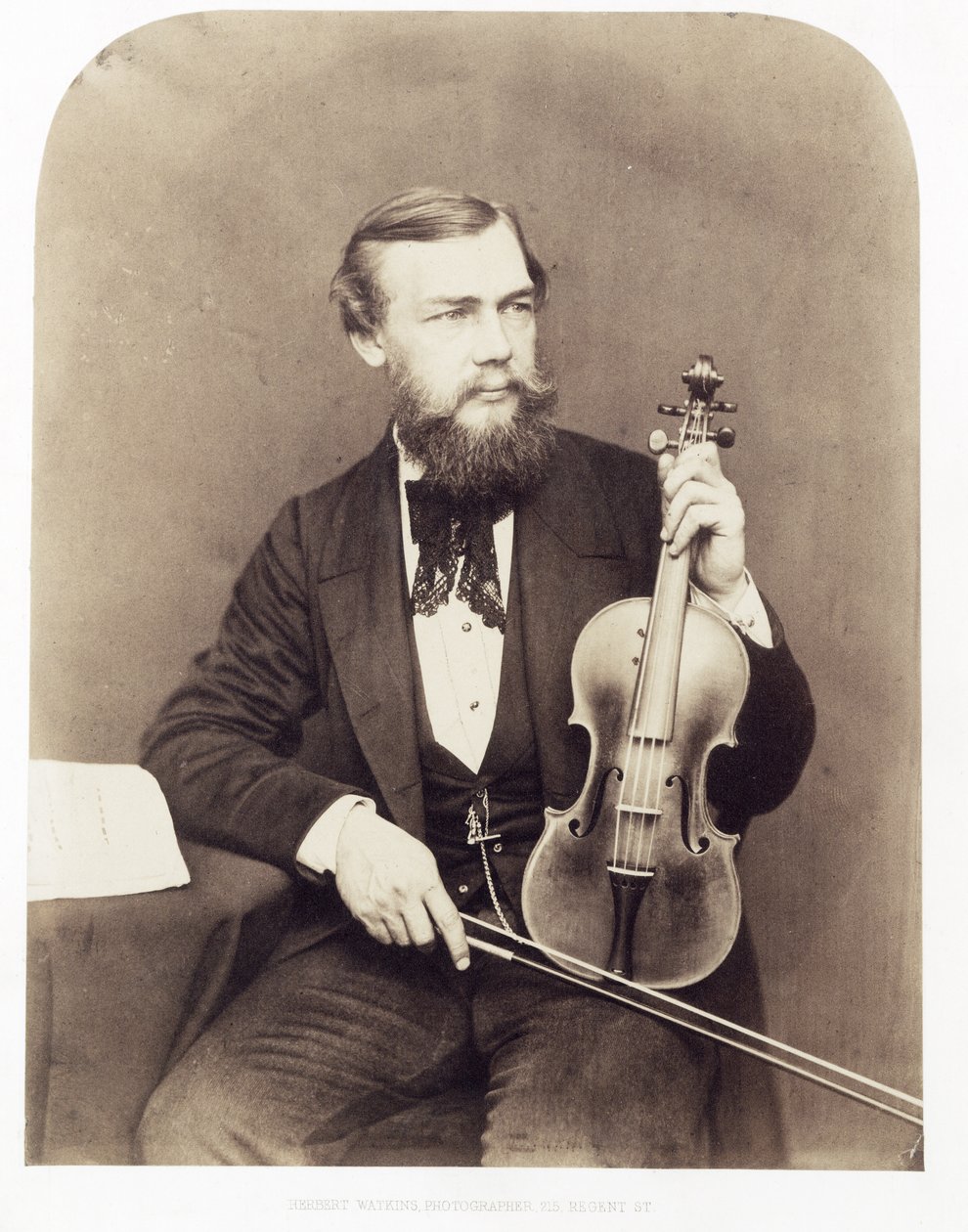 Violinist sittande med Stradivarius. av Unknown