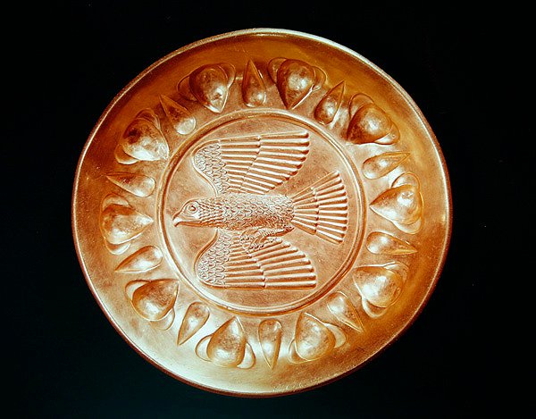 Tallrik graverad med örn med utspridda vingar (guld) av Achaemenid