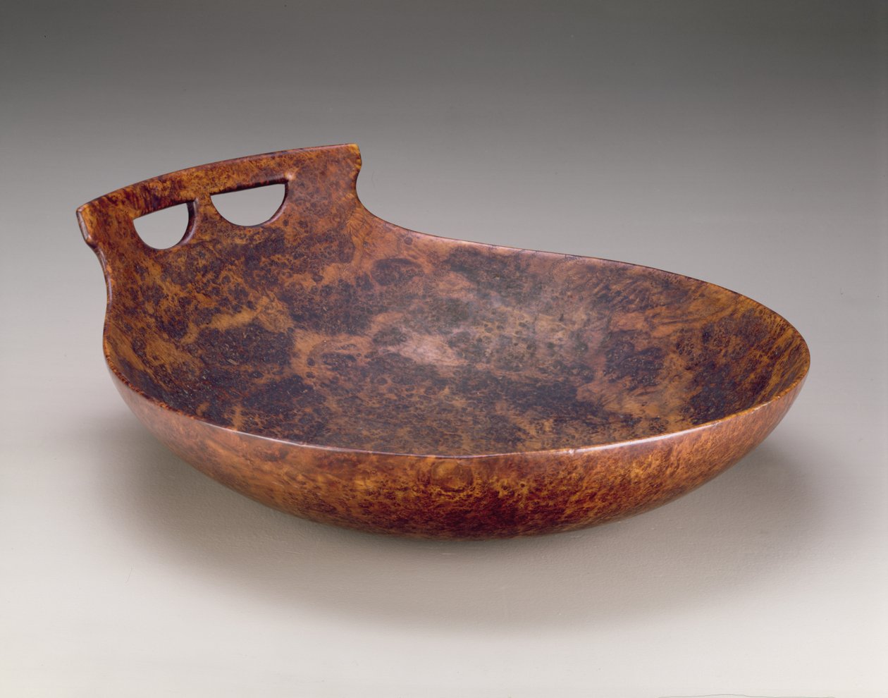 Skål, östra Sioux, indian, ca 1850 (askträ) av American School