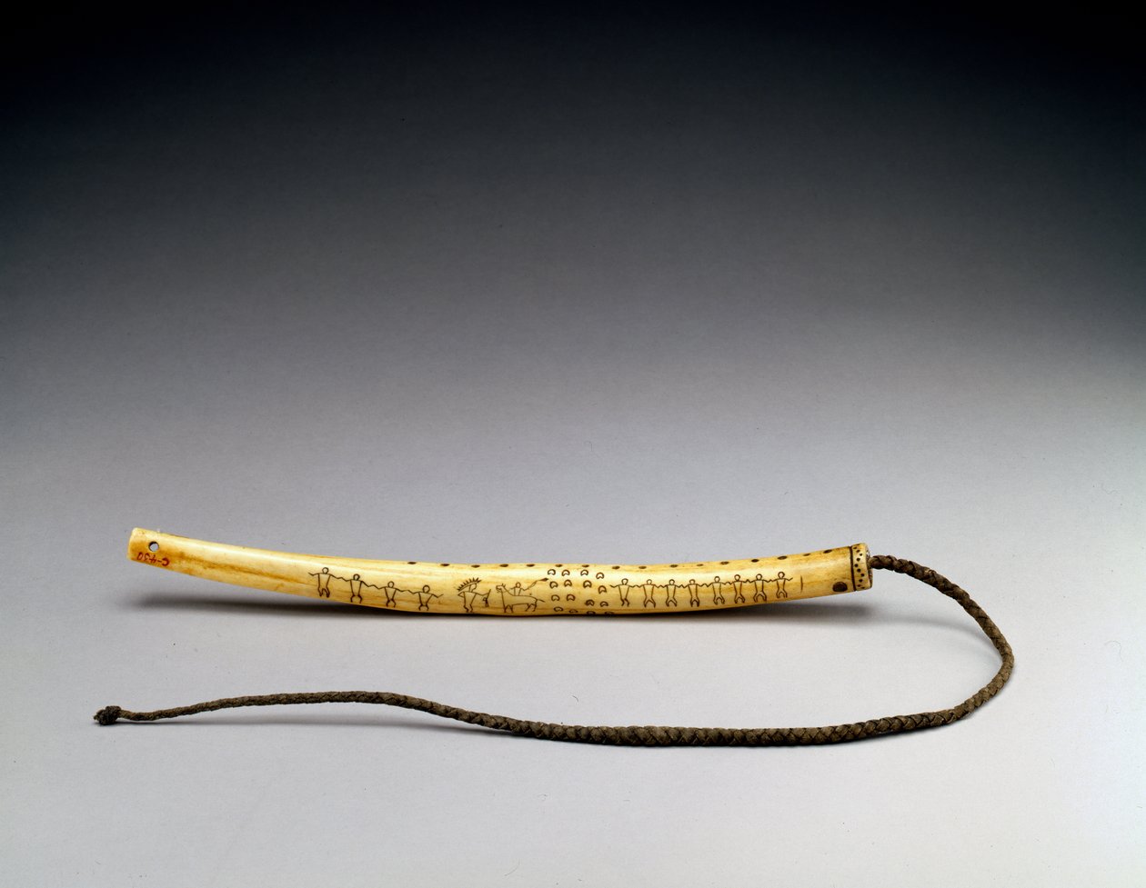 Quirt, graverat älghorn, Crow Nation, c.1840 (ben) (se även 434926) av American School
