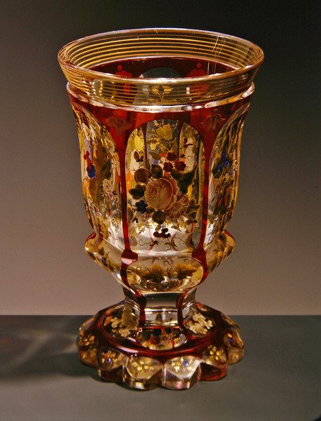 Bägare med blomdekor, från Harrachs glasfabrik, ca 1830-40 (glas) av Bohemian School