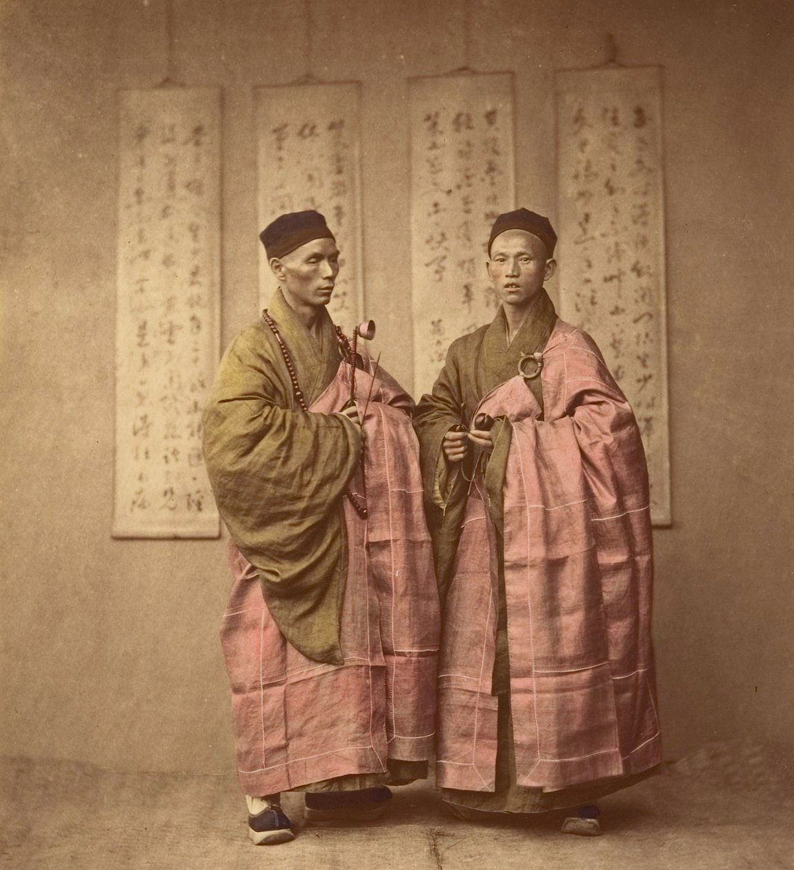 Två män i rosa kläder. c.1870 (albumintryck) av Chinese School