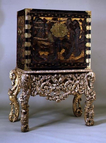Skåp på stativ i förgyllt trä, ca 1680 (skåp) av Dutch School