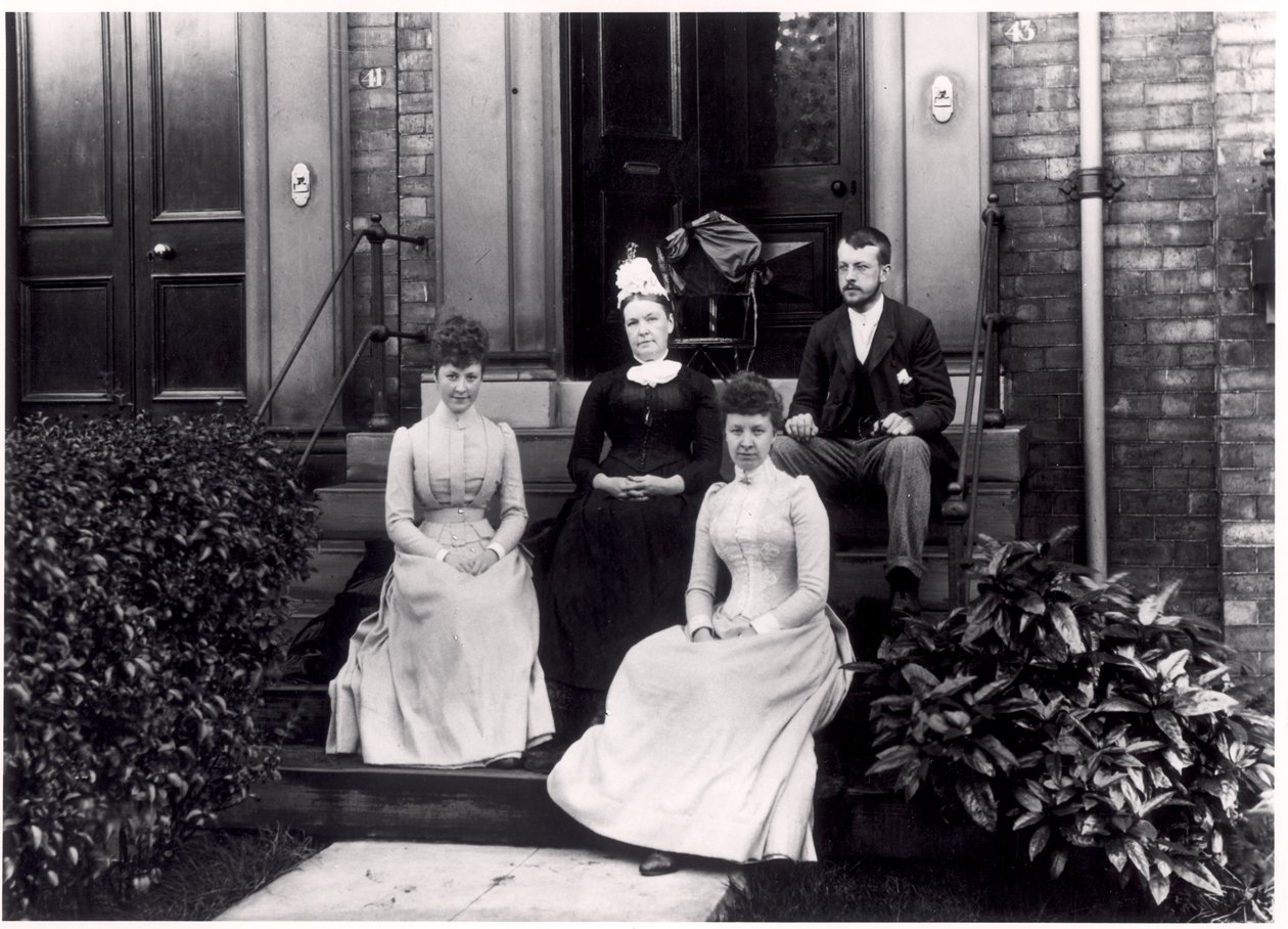 Familjegrupp på trappan till 43 Reginald Terrace, Leeds, ca 1889 av English Photographer