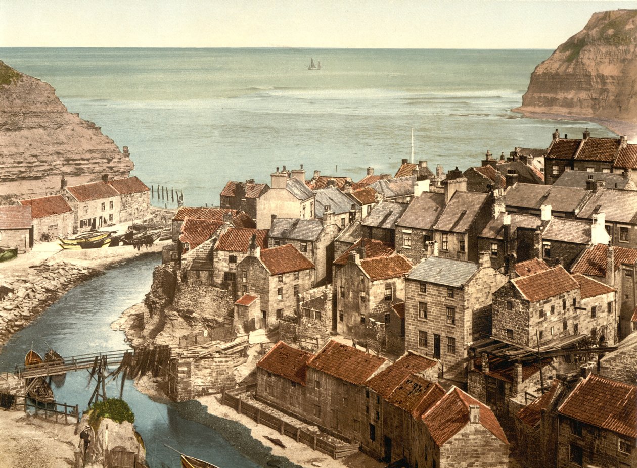 Staithes Village nära Whitby, Yorlshire, pub. c.1890 - 1900 (kromolitografi) av English Photographer