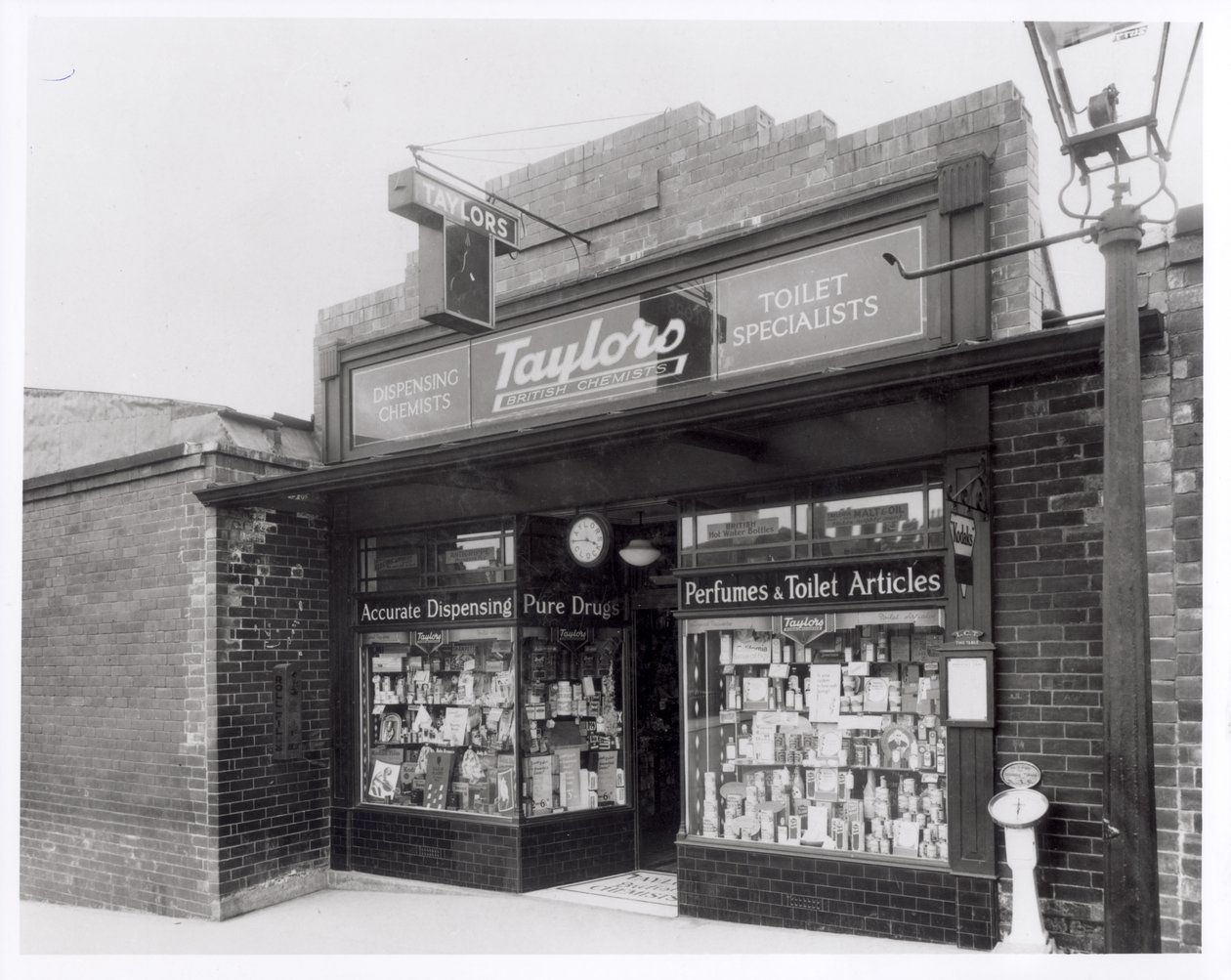 Taylors Chemists, Burley Road, Leeds, 20 april 1936 av English Photographer