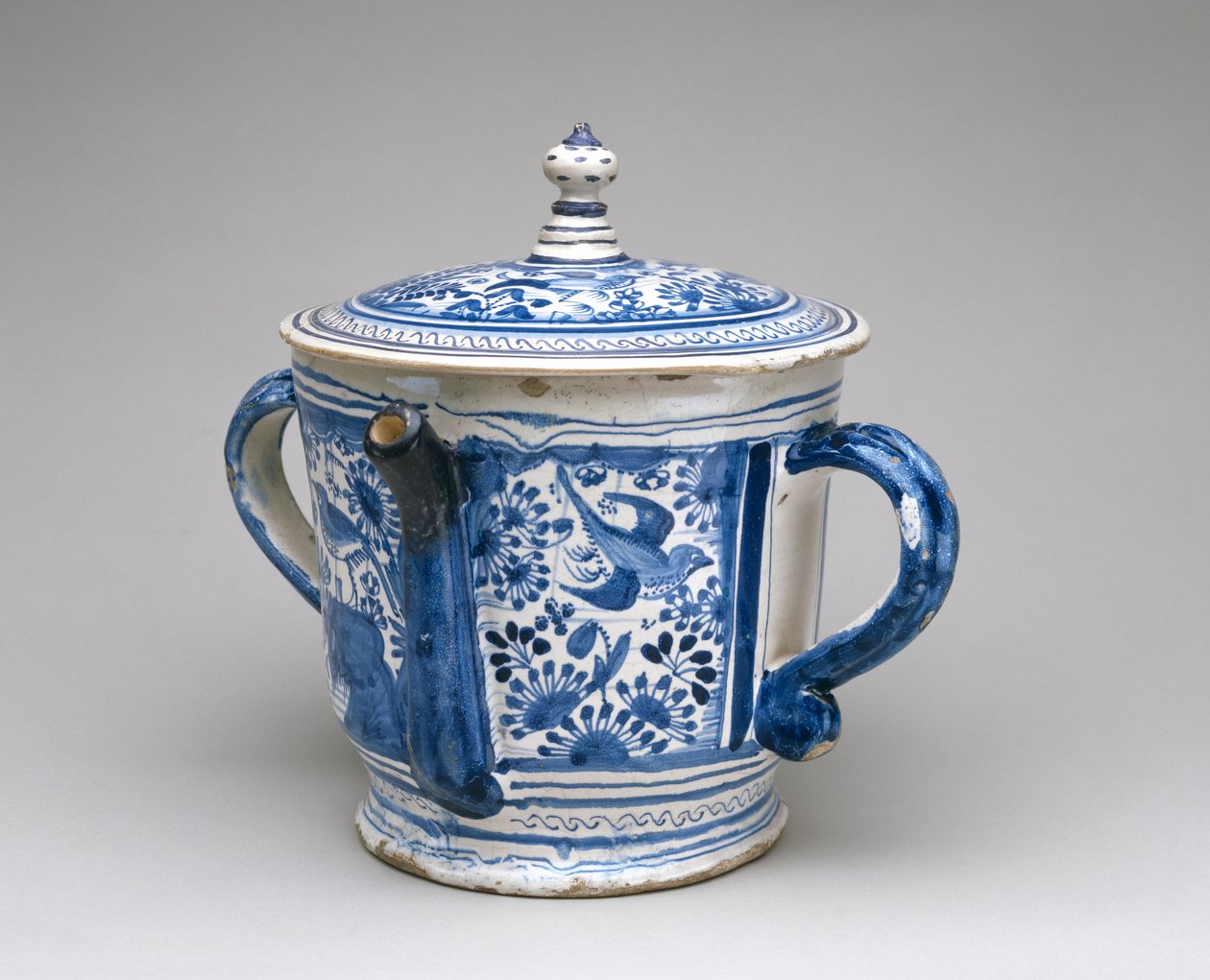 Posset Pot and Cover, c.1632 (tennglaserat lergods) av English School