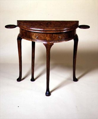 Queen Anne kortbord med padsfötter, 1710 (valnöt) av English School