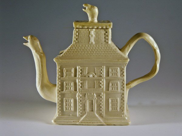 Vit tekanna i form av ett hus, ca 1750 (keramik) av English School