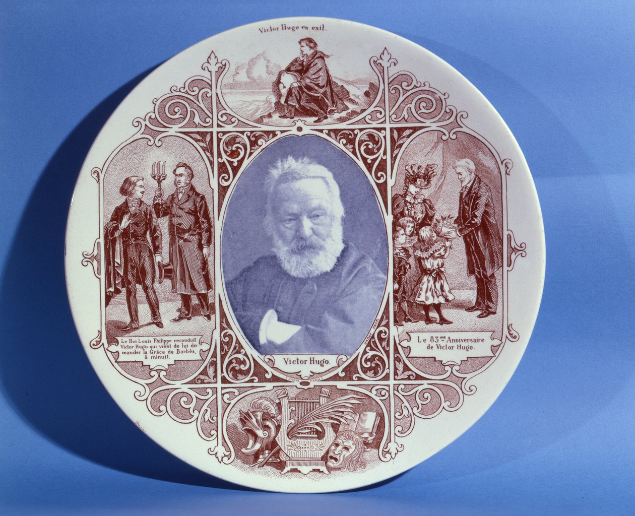 Jubileumsskylt som firar Victor Hugos liv (1802-85) tillverkad på Sarreguemines keramik, ca 1884-85 (keramik) av French School