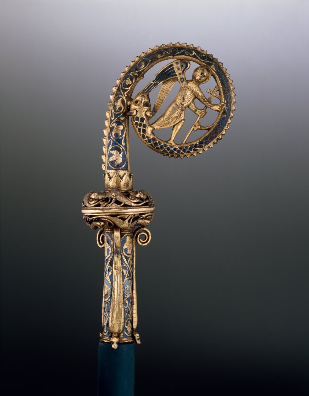Crozier-huvud föreställande St. Michael Trampling the Serpent, c.1225-50 (förgylld koppar och champleve-emalj) av French School