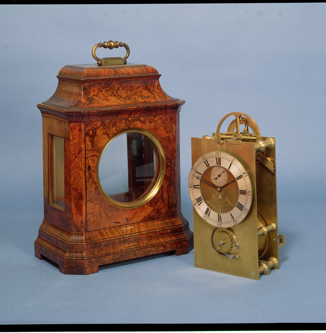 Marin klocka, i ett burr valnötsfodral med bärhandtag, mässingsurtavla med silverfärgad timmercirkel och sekundersurtavla, av Henry Sully, c.1724 (mässing & valnöt) av French School