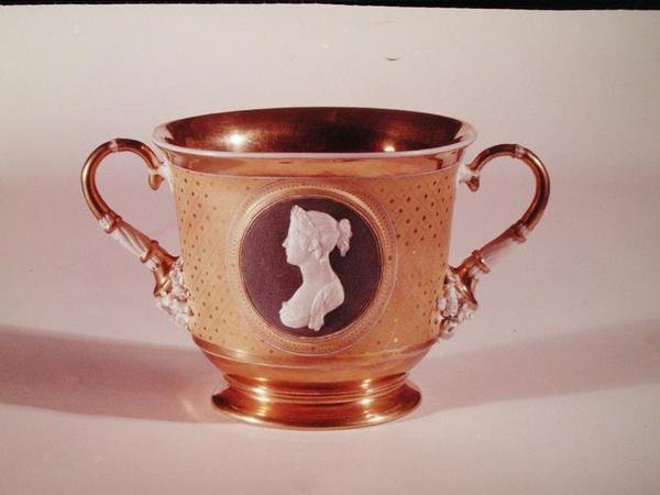 Sevres kopp med ett porträtt av kejsarinnan Josephine (1763-1814) (porslin) av French School