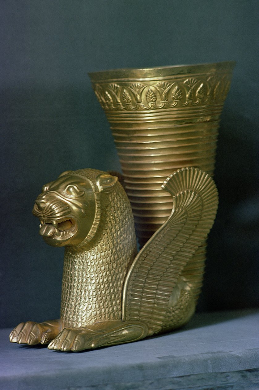 Rhyton i form av ett sittande lejonmonster, från Hamadan, Iran (guld) av Achaemenid