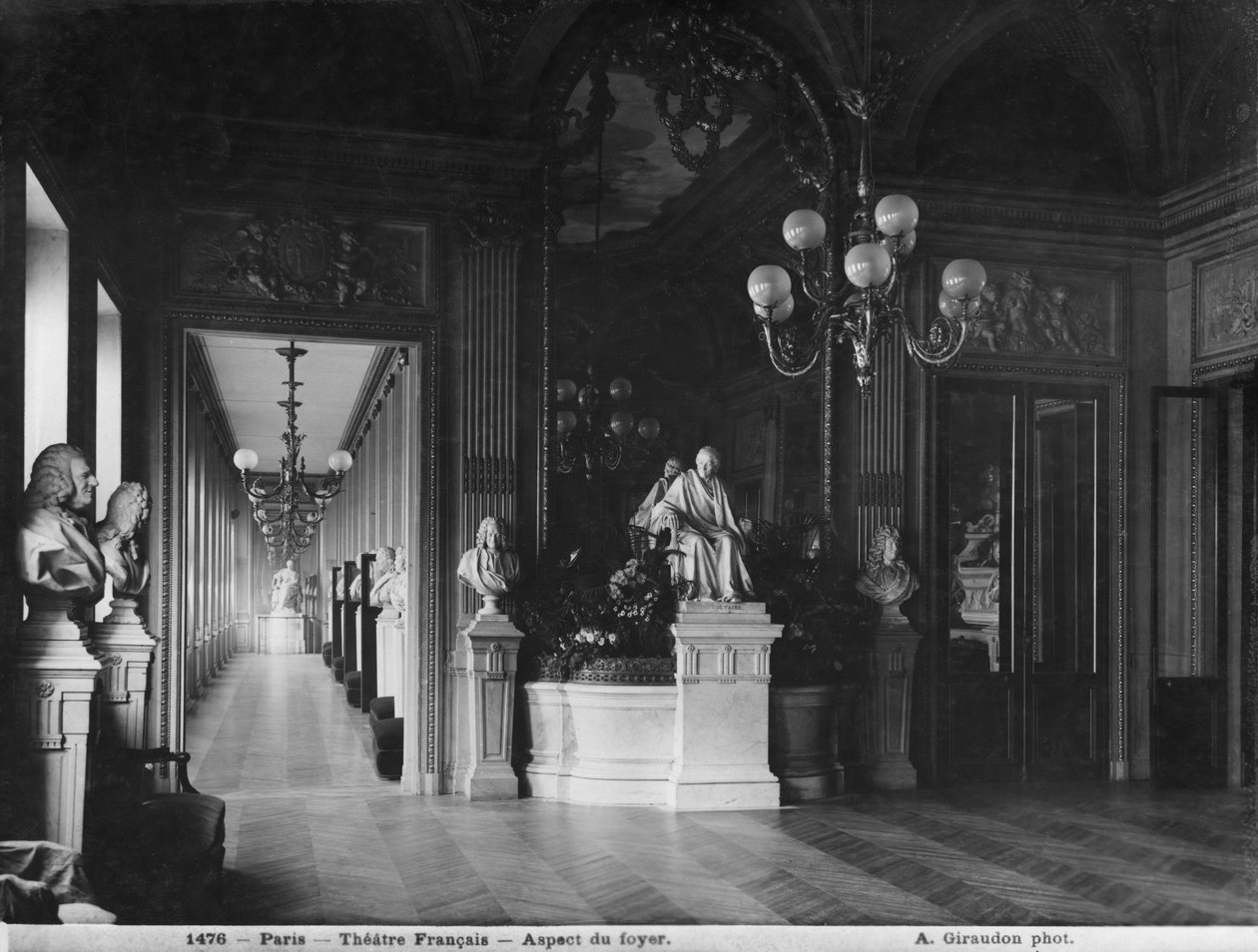 Comedie Francaise, utsikt över foajén, före 1902 (se även 233293 och 346118) av Adolphe Giraudon