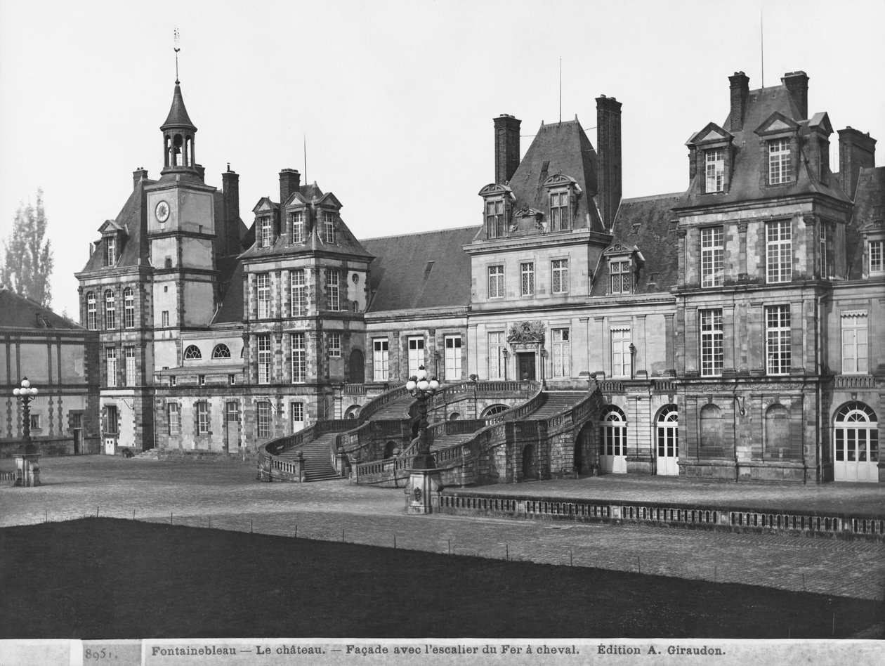 Vy över Cour du Cheval Blanc med den hästskoformade trappan, ca 1900 (se även 780623 och 780624) av Adolphe Giraudon