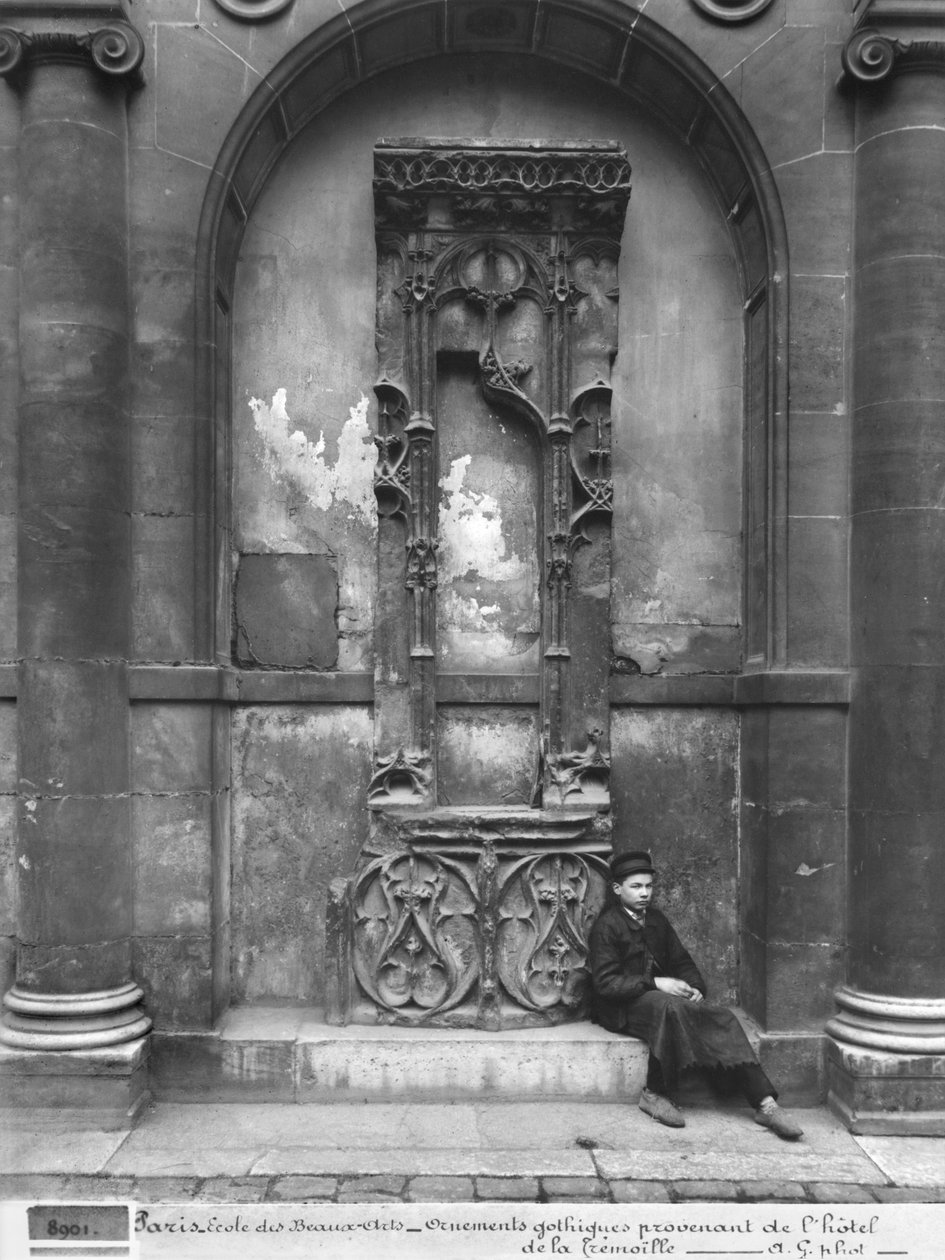 Ung pojke som sitter utanför Ecole Nationale des Beaux-Arts, Paris, 1890-1900 av Adolphe Giraudon