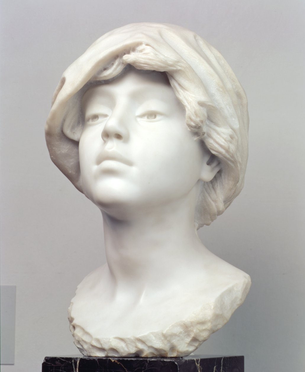 Ung flicka i en Fichu, tidigt 1890-tal (marmor) av Aime Jules Dalou