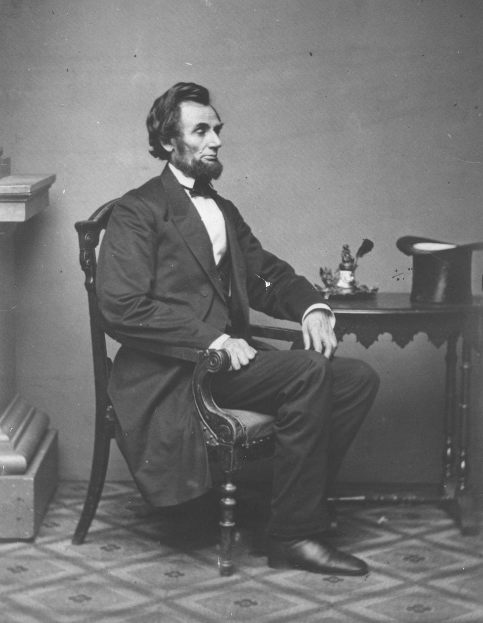 Abraham Lincoln, fullängdsporträtt, sittande, 1861 av Alexander Gardner