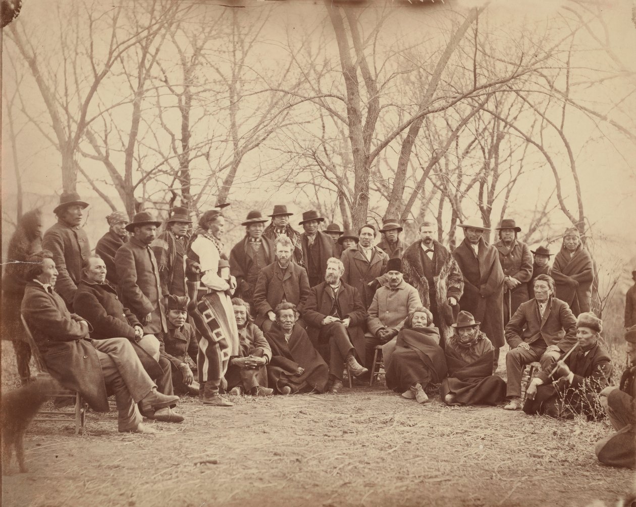 Indianer med regeringsagenter, tidigt 1860-tal. av Alexander Gardner