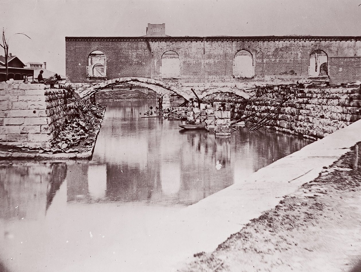 Ruiner nära Canal Basin, Richmond, 1865. av Alexander Gardner
