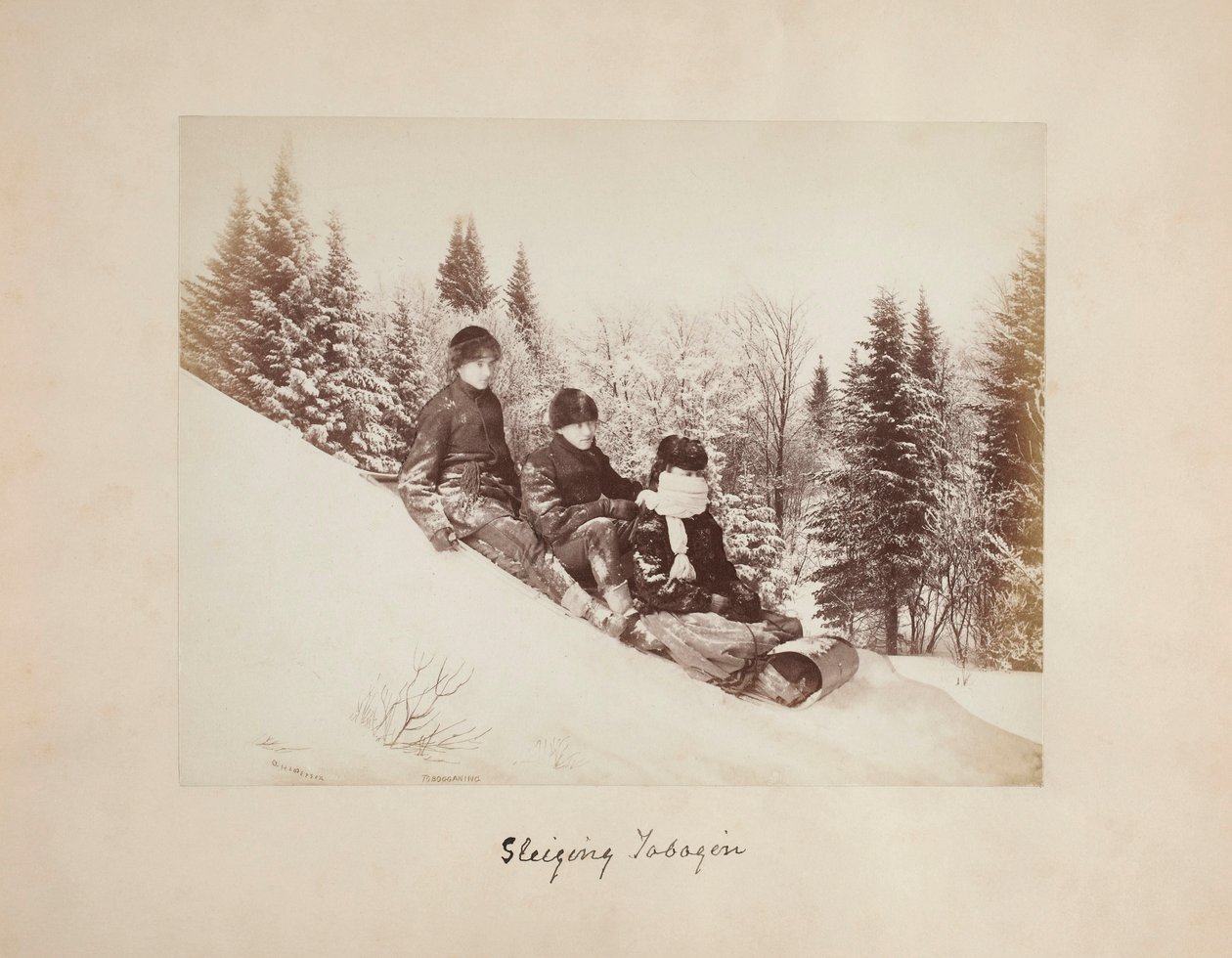 Tre kälkåkare på en snöig kulle av Alexander Henderson