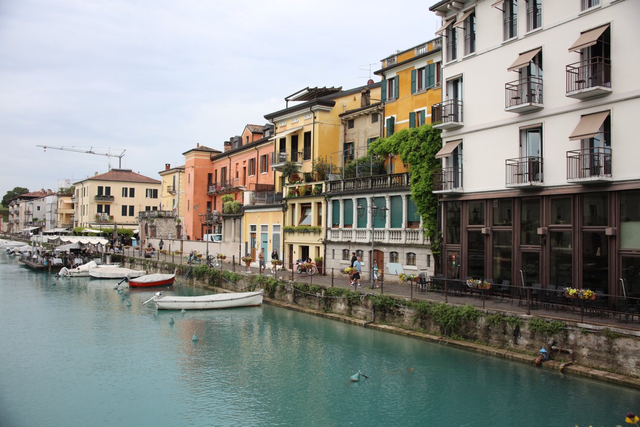 Peschiera del Garda Klein Venedig av Alexandra Joseph