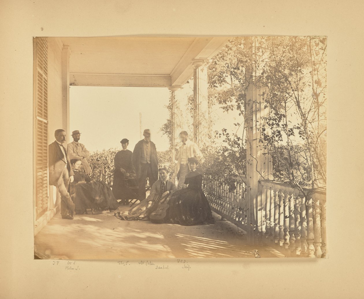 [Grupporträtt på verandan] av Alfred Booth