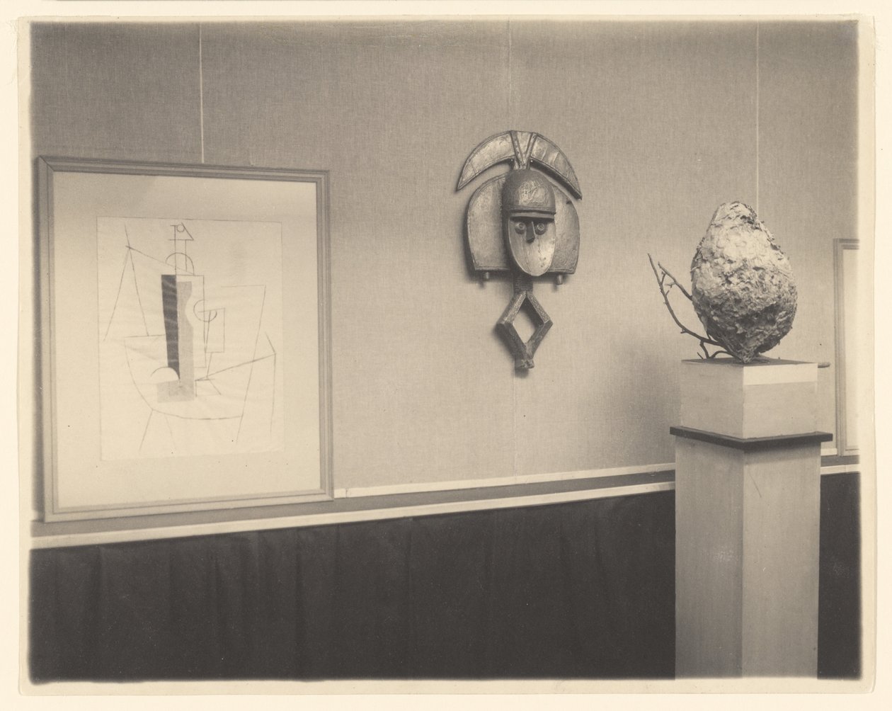 [Detalj av Picasso-Braque-utställningen på 291] av Alfred Stieglitz
