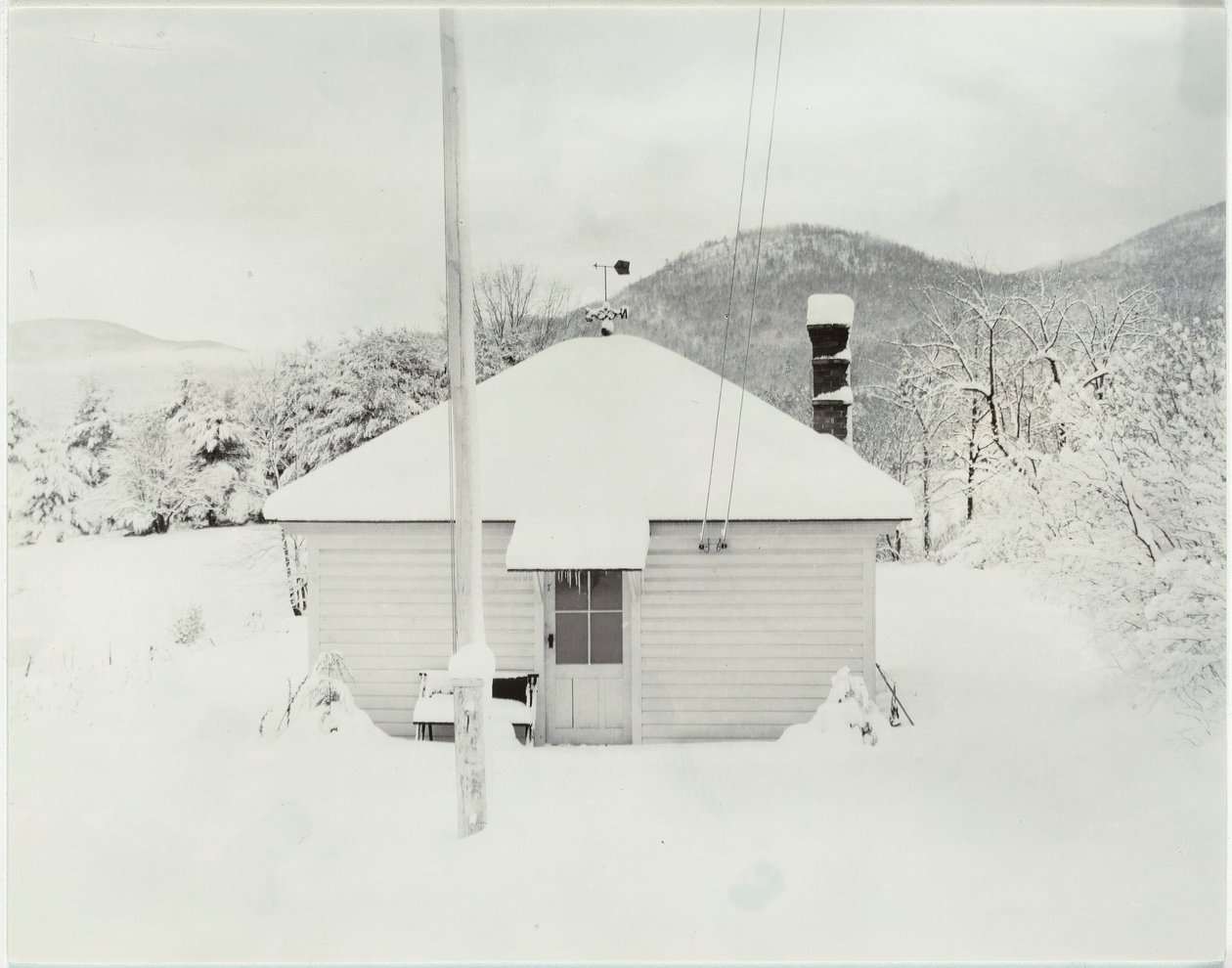 Första snön och det lilla huset, 1923. av Alfred Stieglitz