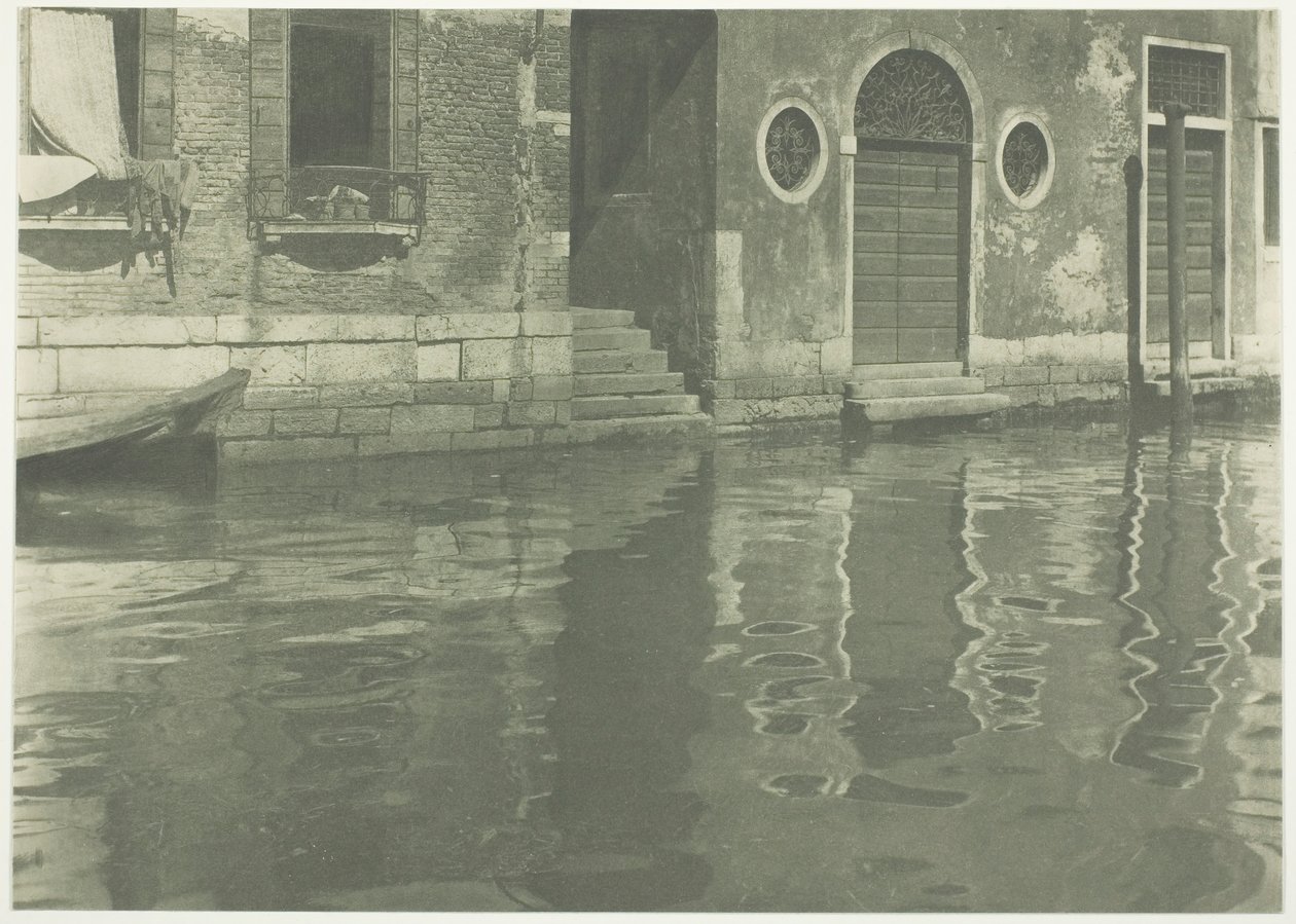 Reflektioner - Venedig, 1894, tryckt 1897. av Alfred Stieglitz