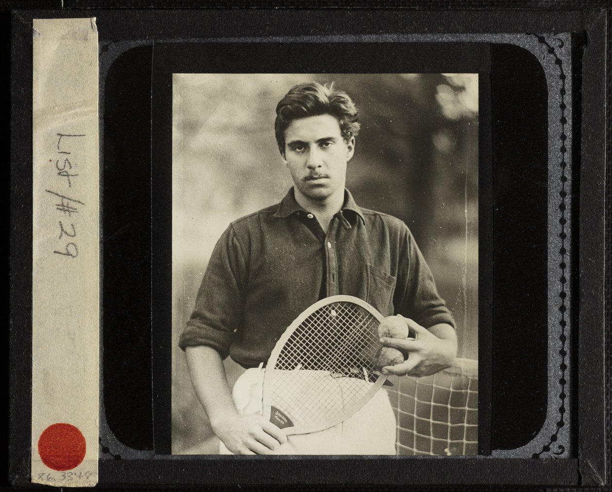 Utan titel (brorsonen Edward med tennisracket) av Alfred Stieglitz