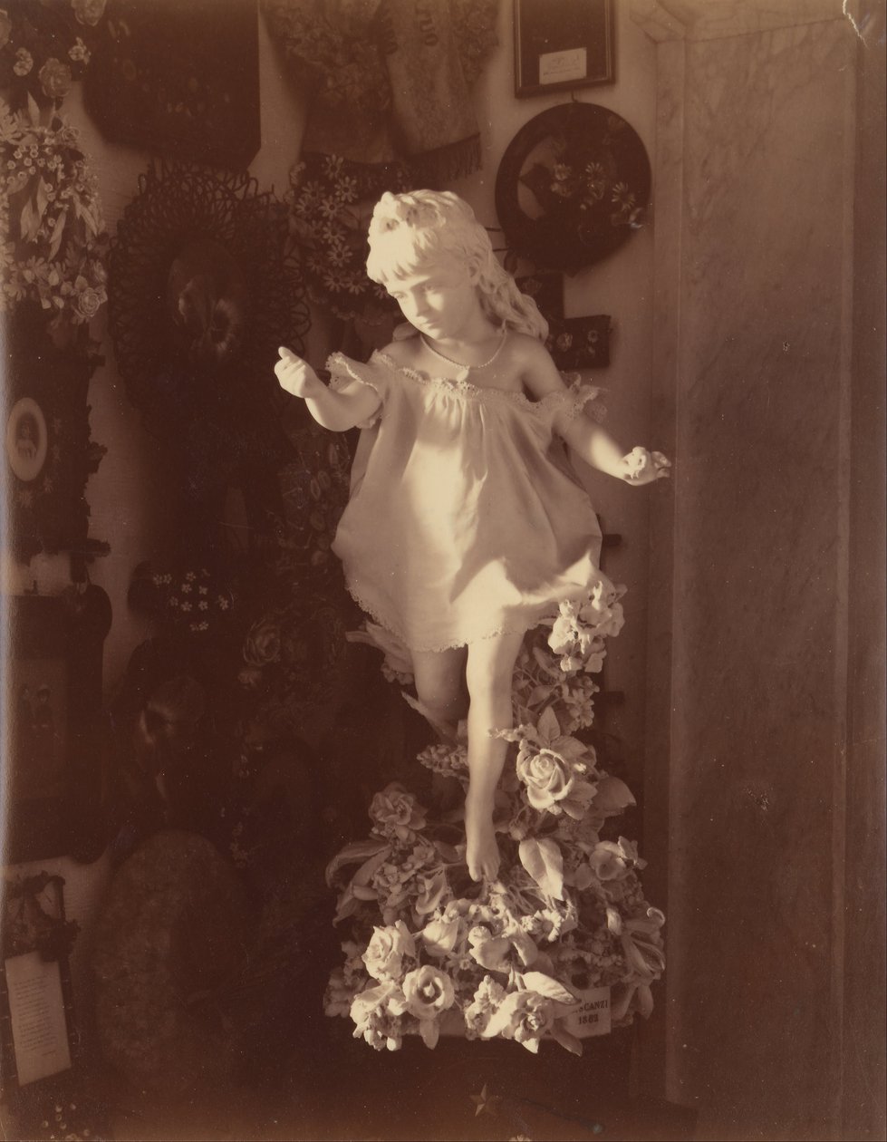 Staty av en liten flicka av Alfredo Noack