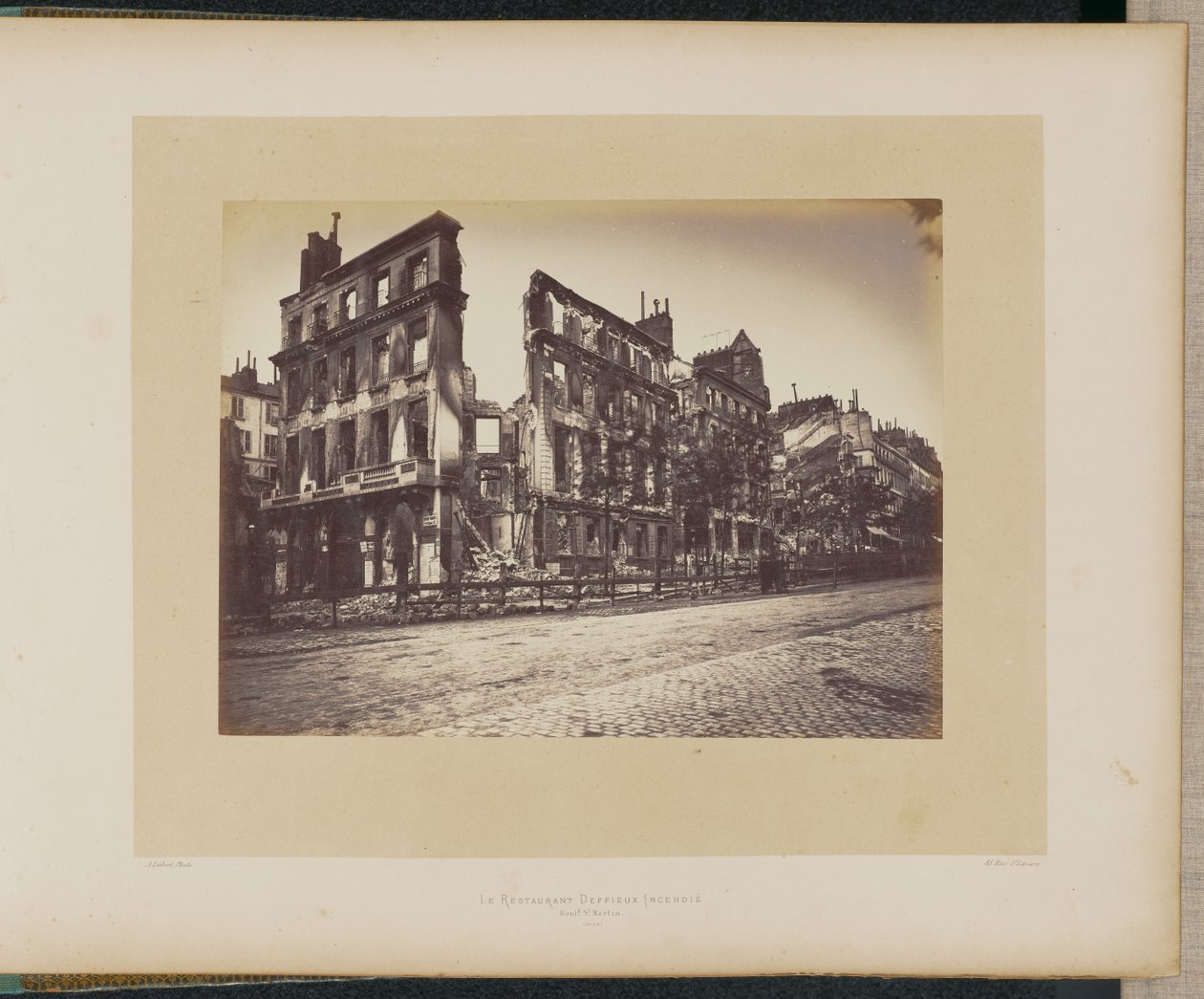 Restaurang Deffieux nedbrunnen (Boulevard Saint-Martin). av Alphonse J. Liébert