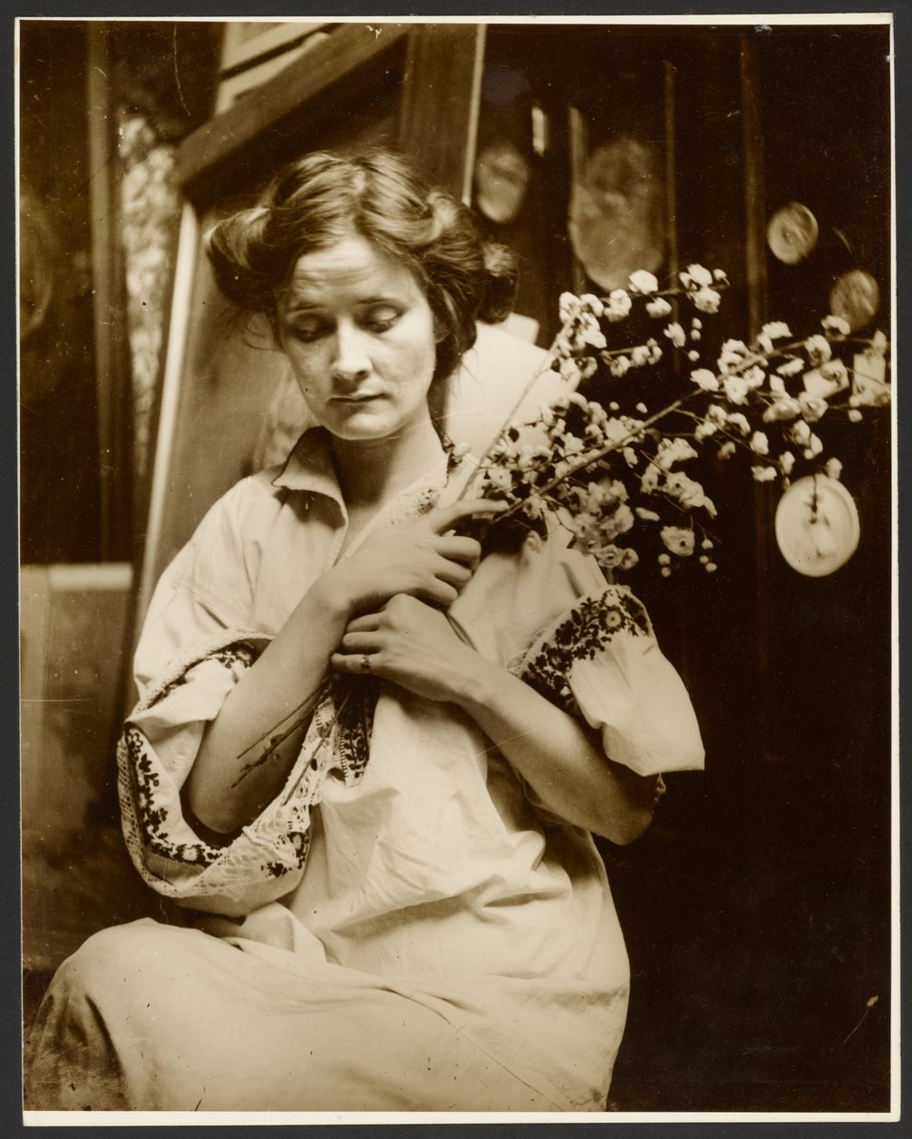 [Kvinnlig modell som håller blommor] av Alphonse Maria Mucha