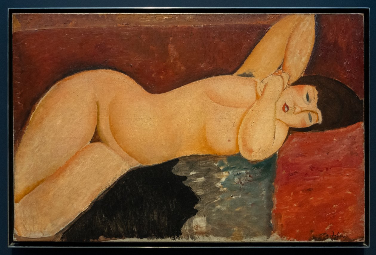 Liggande kvinnlig naken med sammanflätade händer av Amedeo Modigliani