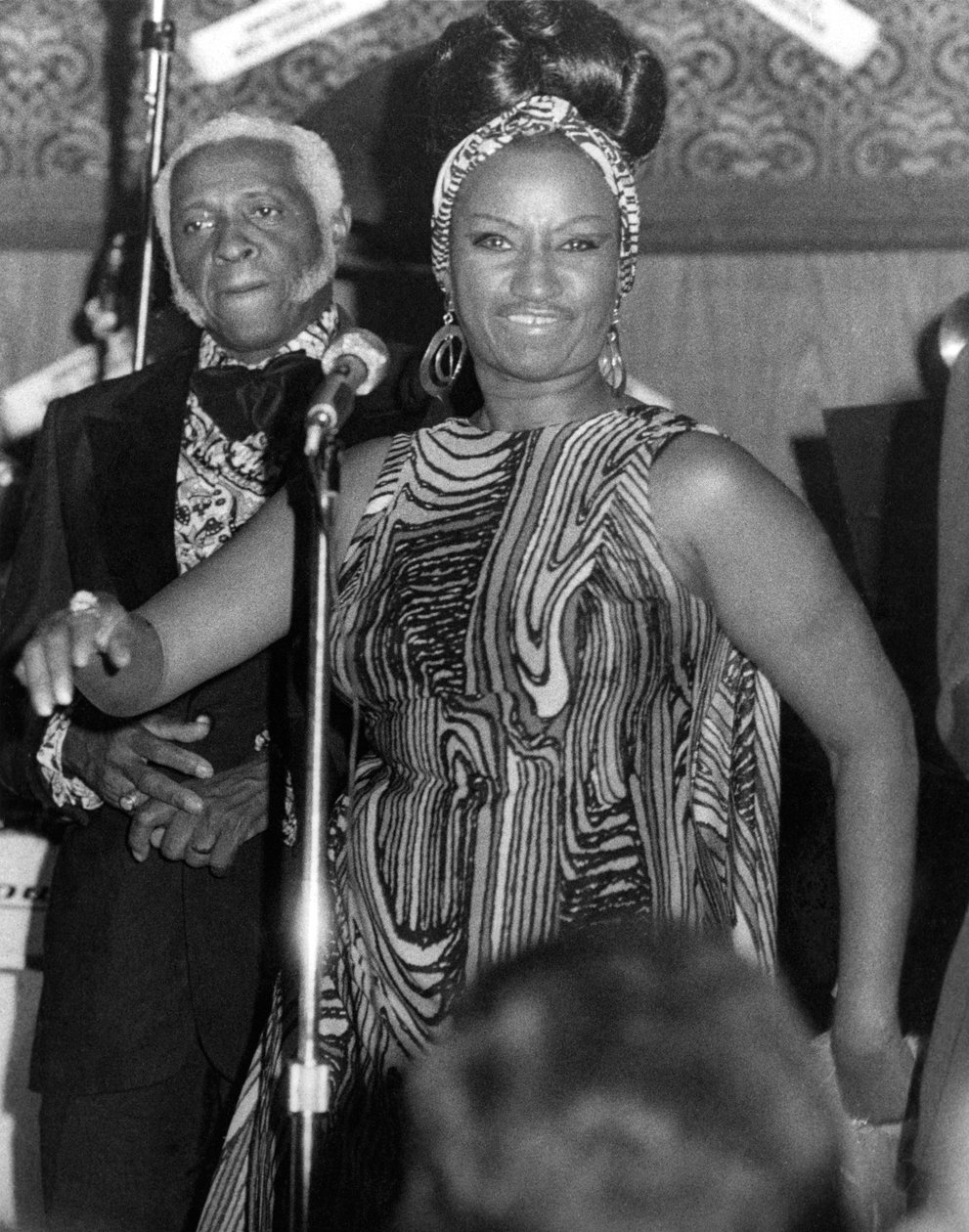 Celia Cruz på scen, 15 juli 1976 av American Photographer