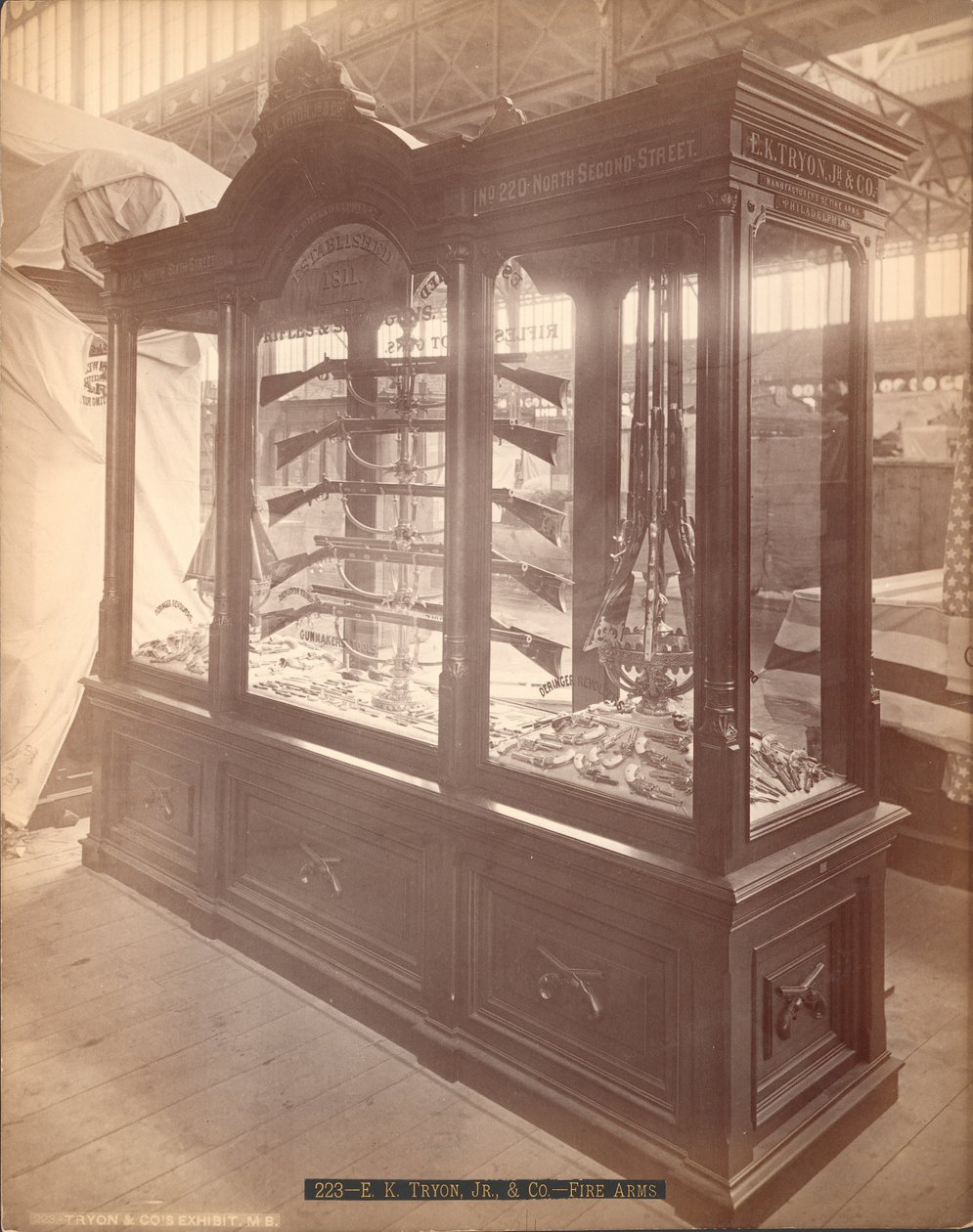 E.K. Tryon Jr. und Co. Firearms, Philadelphia Centennial Exposition, 1876 (albumintryck) av American Photographer
