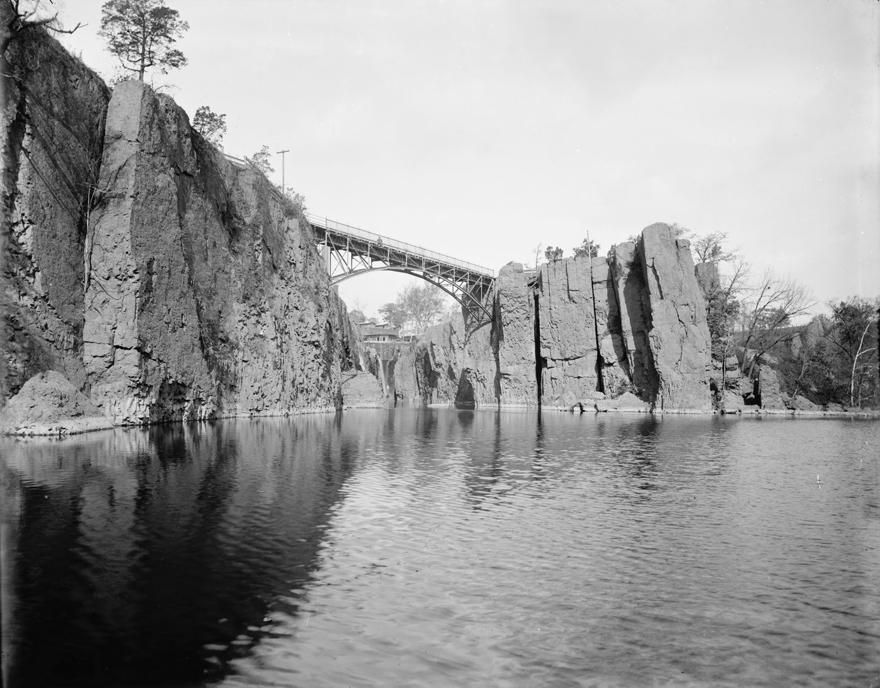 Passaic Falls, 1890-1901 av American Photographer
