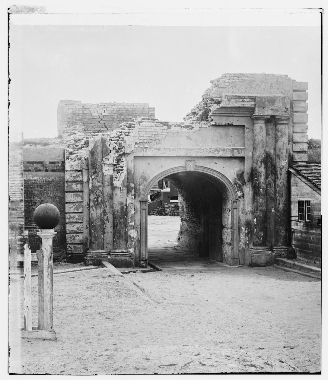 Sally-hamnen i Fort Moultrie, South Carolina, vid krigets slut, 1865 av American Photographer