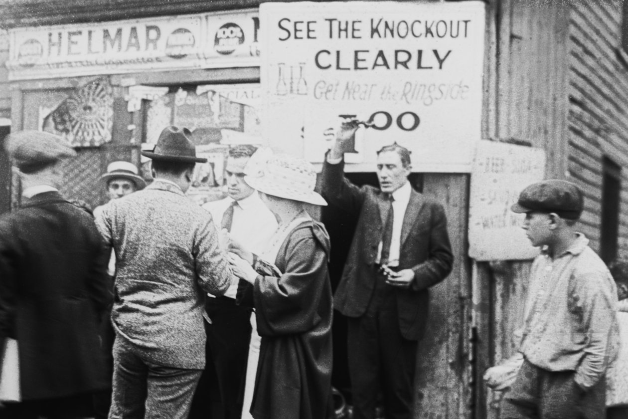Säljer operaglasögon för Best View of Boxing Match, New York, 1900 av American Photographer