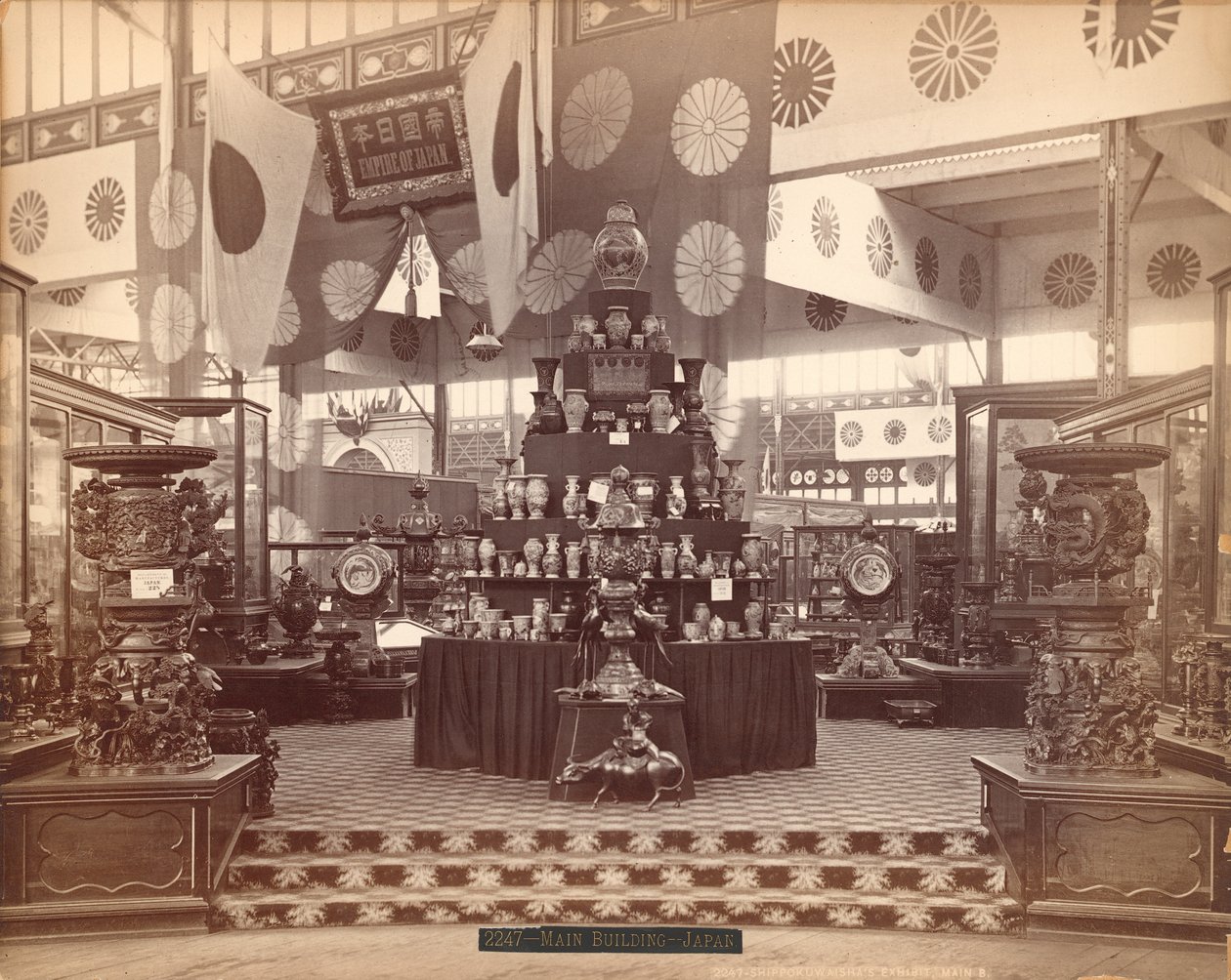 Shippokuwaishas utställning, japansk sektion, Centennial International Exhibition, 1876 (albumintryck) av American Photographer