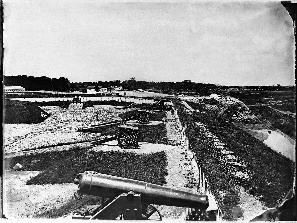 Vy över artilleri i Fort Carroll utanför Washington, D.C., ca 1865 av American Photographer